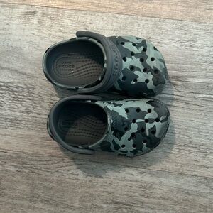 Toddler crocs size 6. Pre used still in good condition.